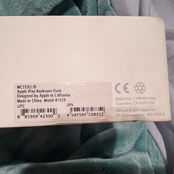 iPad keyboard dock. Never used. - Picture 2 of 6